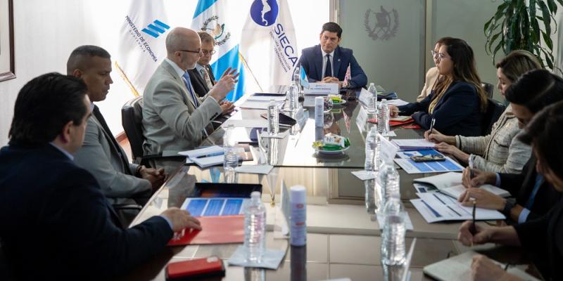 El Ministro de Economía Dr.  Janio Rosales (en la cabecera de la mesa) presidió la reunión.