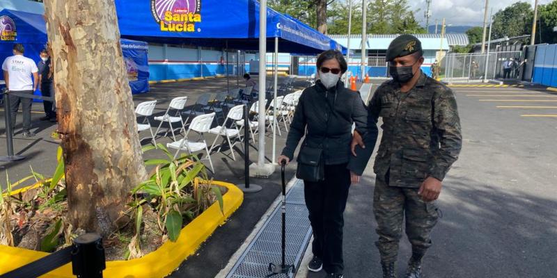 Ejército de Guatemala emprende acciones orientadas a la prevención de afecciones visuales y auditivas.