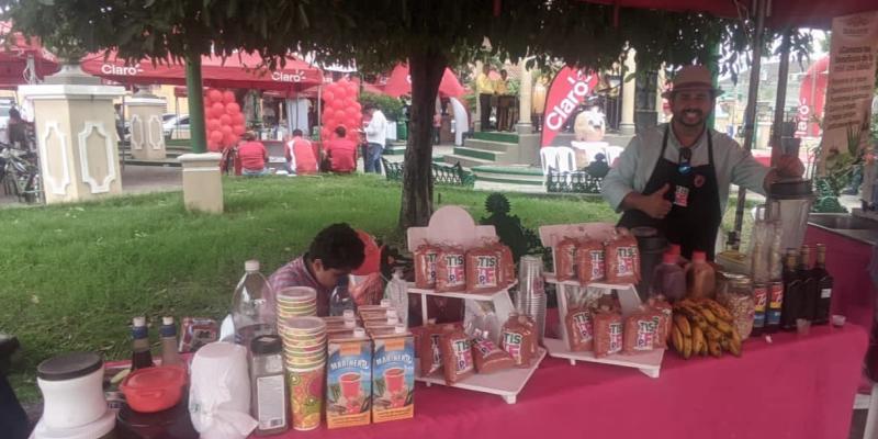 Productor muestra su producto en la feria del mani en Chiquimula
