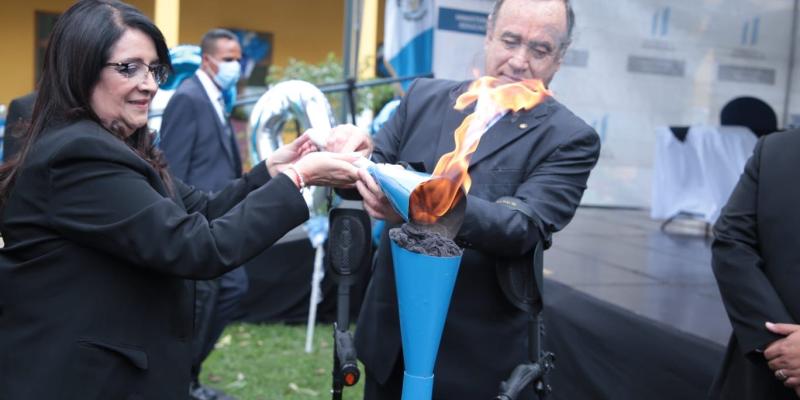 Presidente Alejandro Giammattei y Ministra Claudia Ruíz encienden el Fuego Patrio 