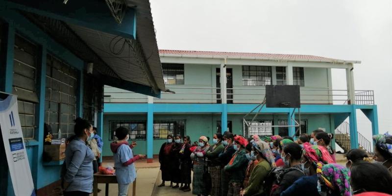 Varias personas reciben capacitación en una locación exterior.