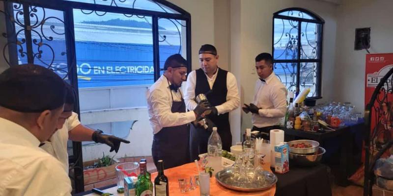 Fotografía aparecen algunas personas recibiendo capacitación en bebidas