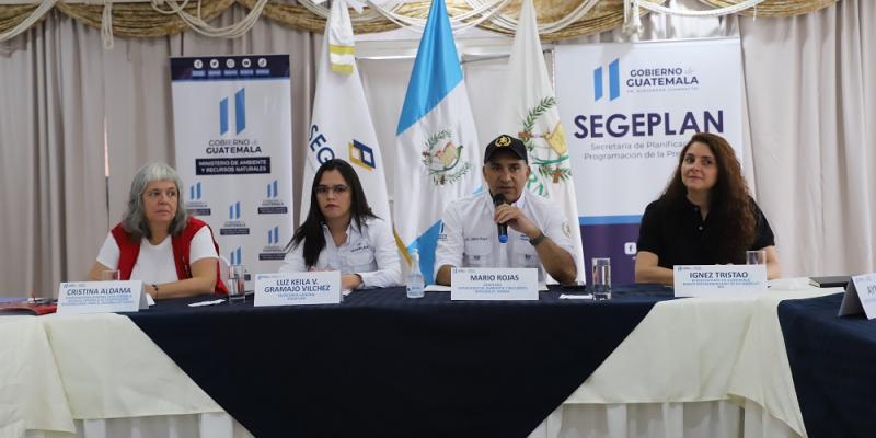 Ministro Mario Rojas Espino dirige diálogo de alto nivel en Petén