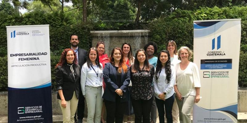 Varias personas posan para fotografía en locación exterior