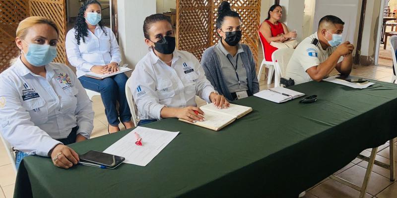 Personal de Mides en reunión de Planea