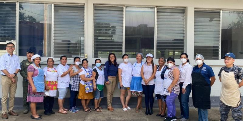 Viceministro de la Mipyme posa en una fotografía con beneficiarios del curso para mujeres