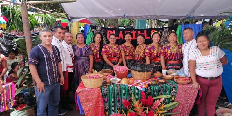 Posan para foto con productos artesanales