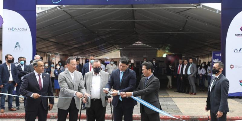 El presidente Giammattei (centro) inauguró la feria de vivienda social.