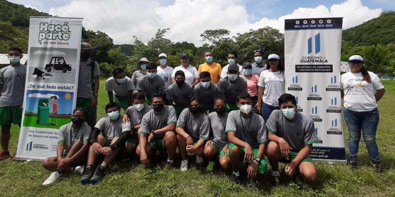 Escolares de Petén plantan árboles para mejorar el medioambiente