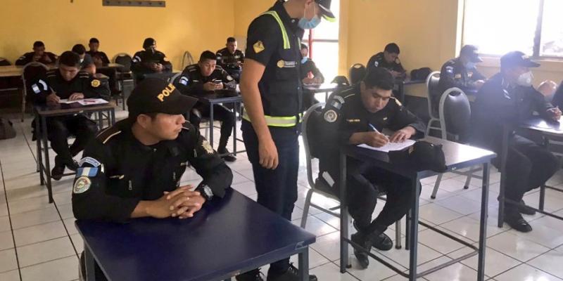 Tránsito evalúa a agentes para obtener licencia de conducir tipo M