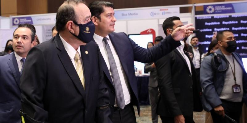 El ministro de economía, Dr. Janio Rosales acompaña al presidente Giammattei duranrte el recorrido de stands, en el Congreso Industrial.
