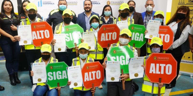 Estudiantes de 7 escuelas se gradúan de inspectores escolares