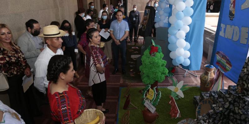 Altares Cívicos engalanan pasillos del Mingob