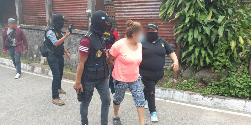 Detienen a mujer cobrando presunta extorsión