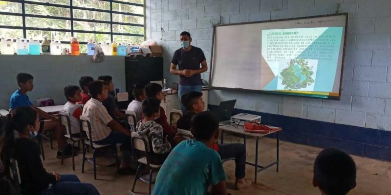 Niños de Alta Verapaz aprenden sobre la aplicación del Reglamento 164-2021