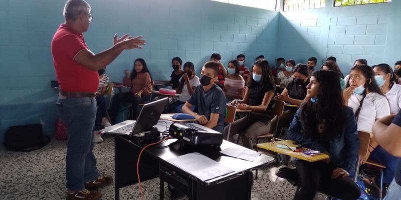 Juventud de El Progreso aprende sobre la conservación del agua, suelo y bosque