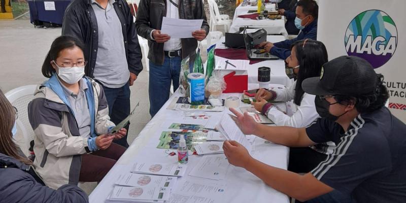 Población de Momostenango se beneficia con Jornada Móvil