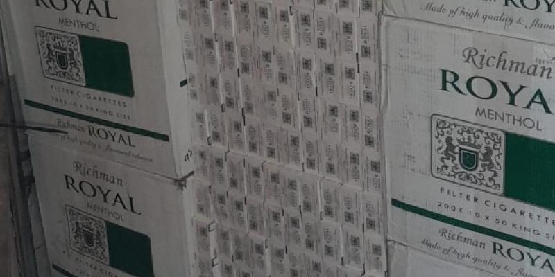 Localizan miles de cigarrillos en compartimiento oculto dentro de camión