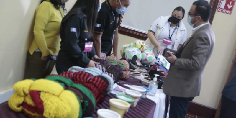 Bazares promueven productos elaborados por privados de libertad