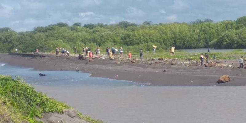 Delegación del MARN limpia la playa de Champerico