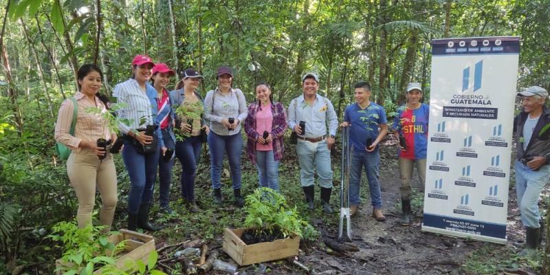 Universitarios se unen al MARN para reforestar parques naturales en Petén