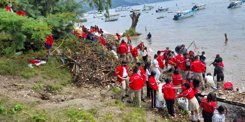 MARN acompaña jornada de saneamiento ambiental en el Lago de Atitlán