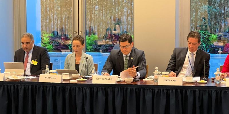 El  ministro de Economía, Dr. Janio Rosales (tercero de Iz. a Der.), durante su reunión .