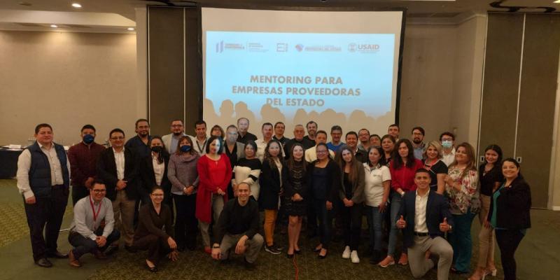 foto de grupo recibiendo reconocimiento