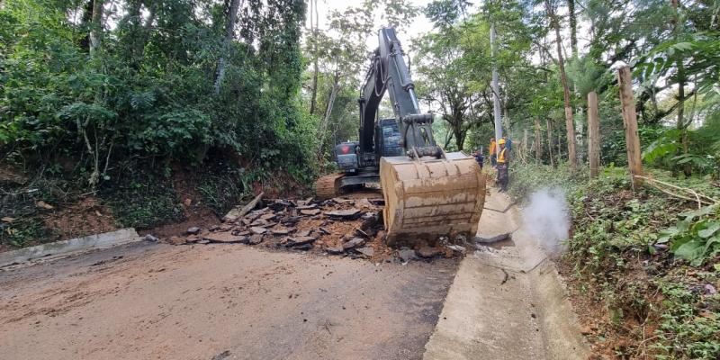 Ejército de Guatemala y otras instituciones despejan carretera afectada por derrumbe en el Departamento de Zacapa.