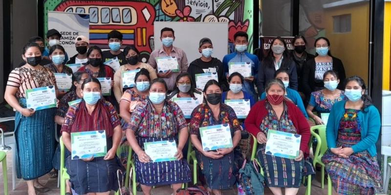 Mujeres con trajes indígenas reciben capacitación