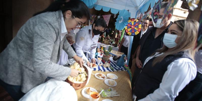 Autoridades y personal del Mingob rinden homenaje a Guatemala