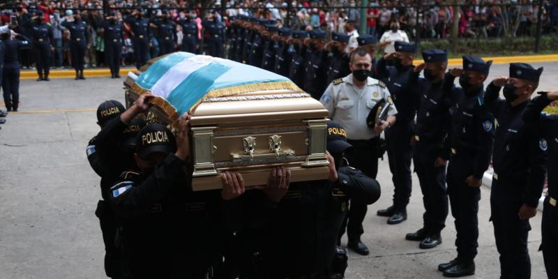 Rinden homenaje póstumo al agente que entregó su vida por la patria