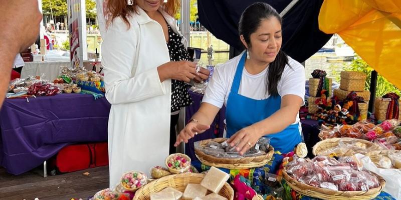 Foto de dos señoras en exposición de productos artesanales de Guatemala