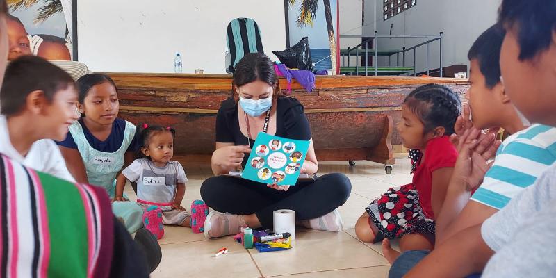 Los niños se entretienen con juegos lúdicos