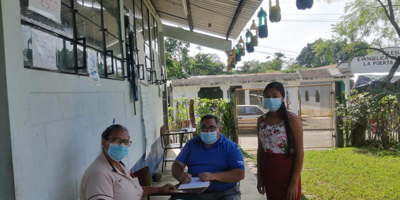 Personal de Mides atiende a usuaria de Beca Media