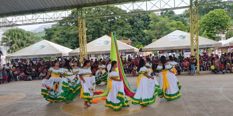 Mujeres haciendo baile folclórico en Chiquimula