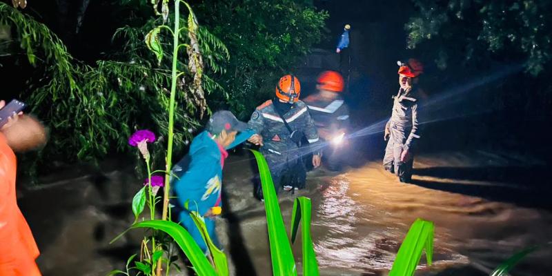Ejército de Guatemala evacuó a gran cantidad de guatemaltecos por efectos de depresión tropical “Julia”