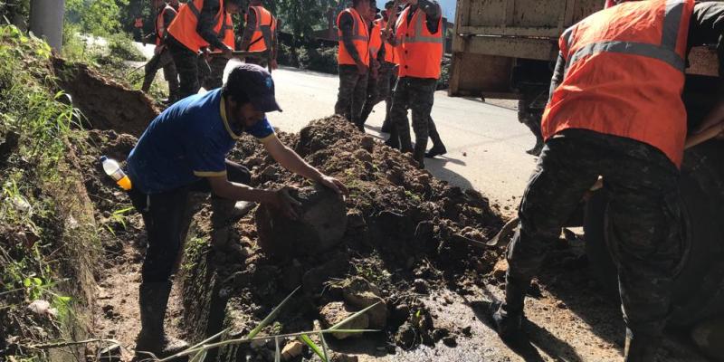 Ejército de Guatemala apoya a la población a retomar sus actividades luego del paso de ciclón