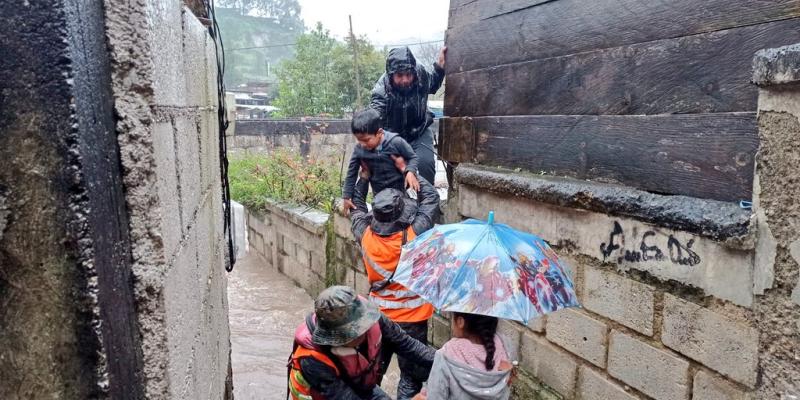 Ejército de Guatemala evacúa familias y cubre emergencias provocadas por depresión tropical “Julia”*