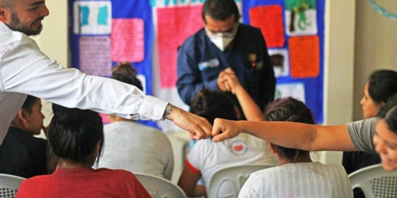 El titular de la SBS pudo saludar a las residentes