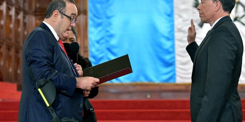 Presidente Dr. Alejadro Giammattei Juramenta autoridades de BANGUAT y SIB