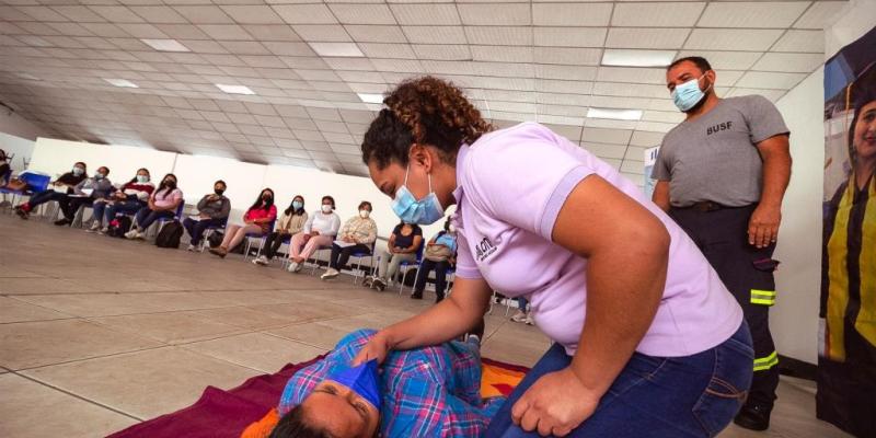 Las estudiantes aprendieron técnicas de reanimación