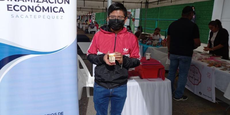 Emprendedor expone sus productos en feria de emprendimiento en Sacatepéquez