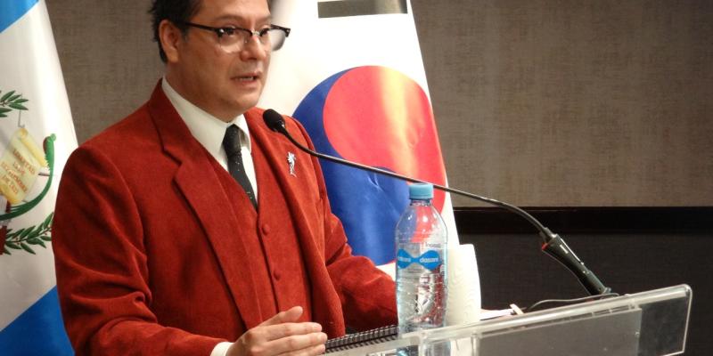 Ing. Hiram Urrutia presentando los casos de buena gobernanza en Corea y su aplicación en Guatemala