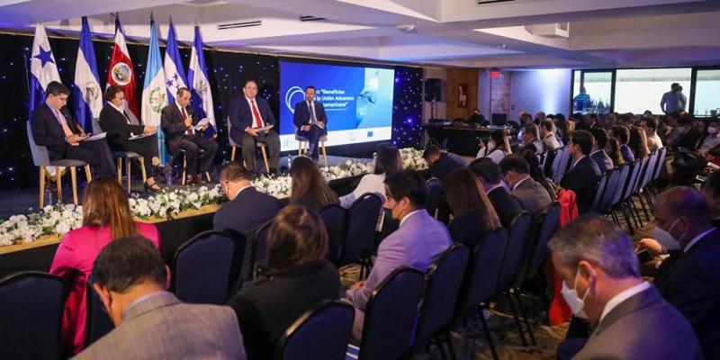 La viceministra de Integración y Comercio Exterior, María Luisa Flores (segunda de Izq. a Der.), durante su participación en el foro.