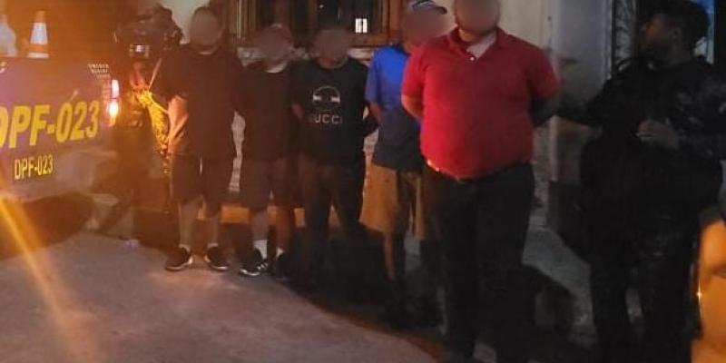 Supuestos coyotes detenidos por traslado de 54 migrantes