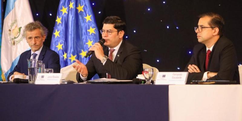 El Ministro de Economía Dr.  Janio Rosales (centro) presidió el evento . 