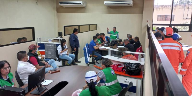 Personal de Mides en reunión de COE por emergencia Julia en Zacapa