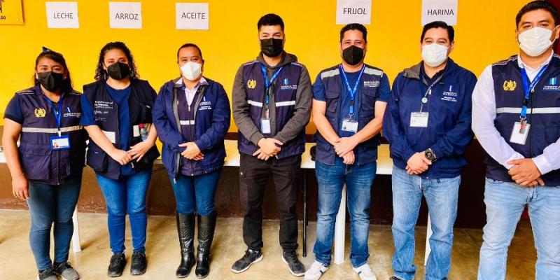 Personal de Mides entrega ayuda humanitaria en municipios afectados por Julia