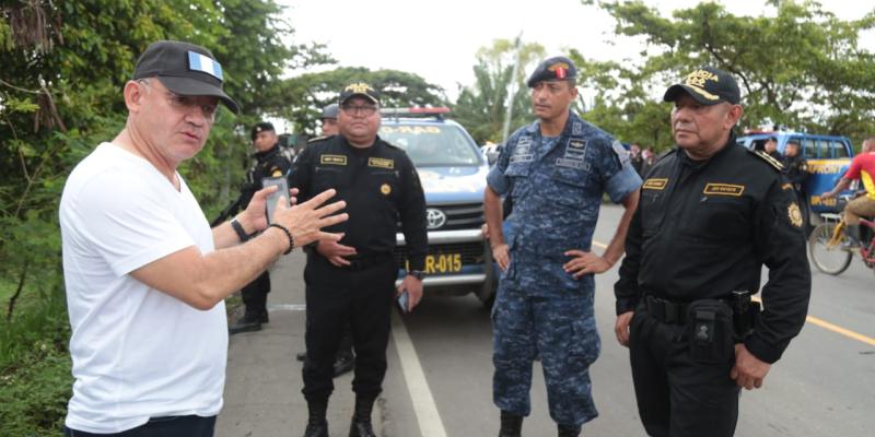 Autoridades interceptan paso de caravana de migrantes en Guatemala 
